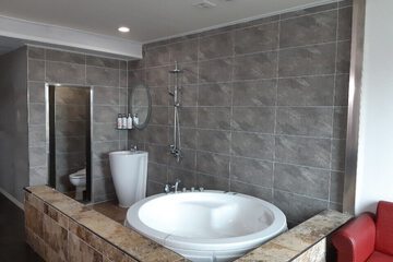 Deep Soaking Bathtub