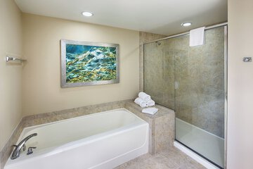 Deep soaking bathtub