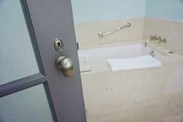 Deep soaking bathtub