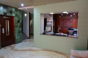 Check-in/check-out kiosk