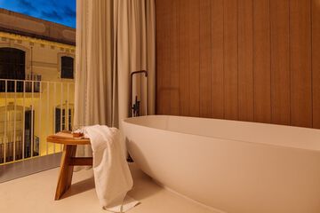 Deep soaking bathtub