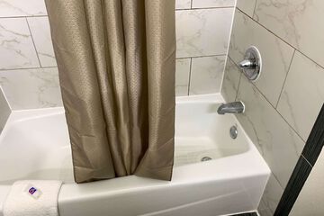 Deep soaking bathtub