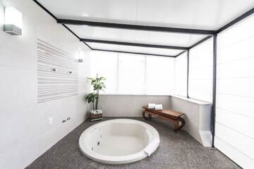Jetted tub