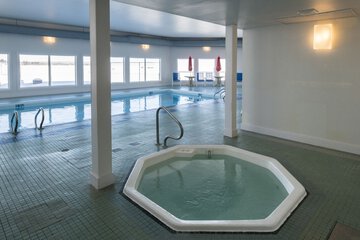 Indoor spa tub