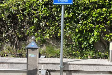 Electric vehicle charging station