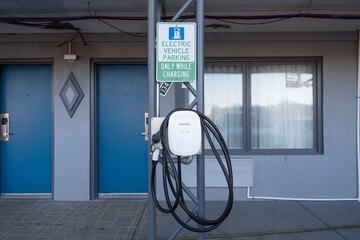 Electric vehicle charging station