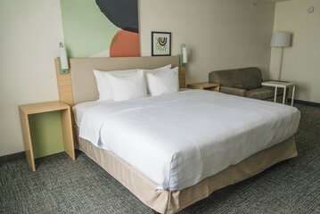 Room 8 of 12