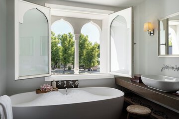 Deep soaking bathtub