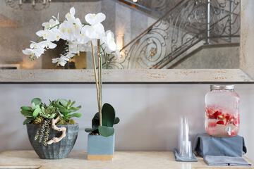 Check-in/check-out kiosk