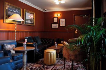 Lobby lounge
