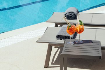 Indoor/outdoor pool