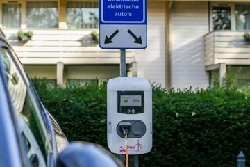 Electric vehicle charging station
