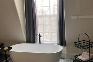 Deep soaking bathtub