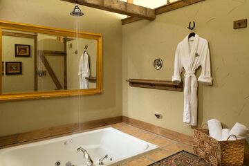 Deep soaking bathtub