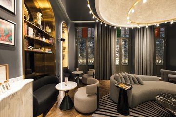 Lobby lounge