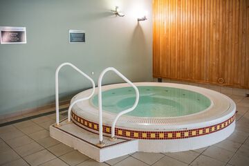 Indoor spa tub