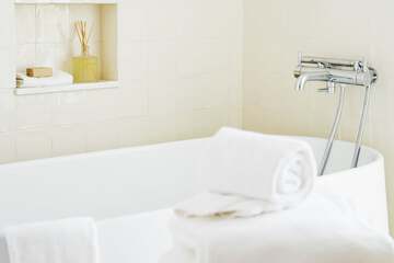 Deep soaking bathtub
