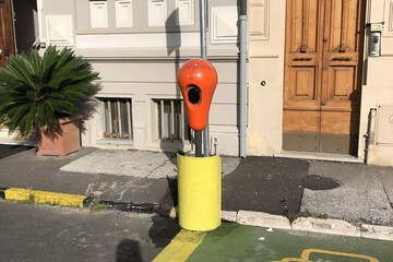 Electric vehicle charging station