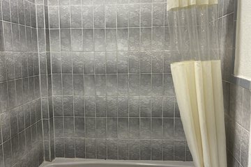 Deep soaking bathtub