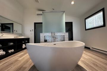 Deep soaking bathtub