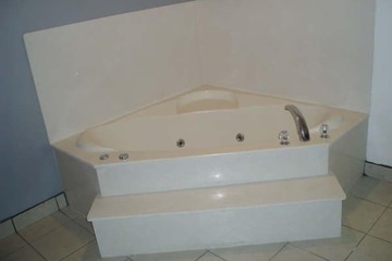 Deep soaking bathtub