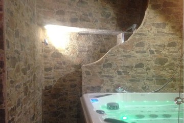 Indoor spa tub