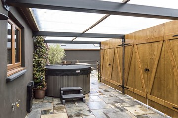 Private spa tub