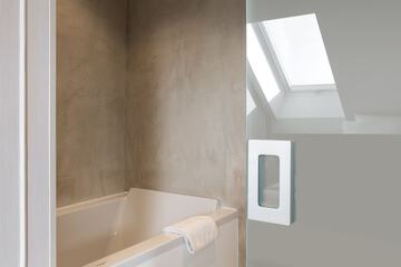 Deep soaking bathtub