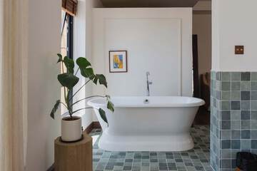 Private spa tub