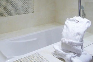 Deep soaking bathtub