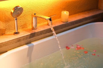Deep soaking bathtub