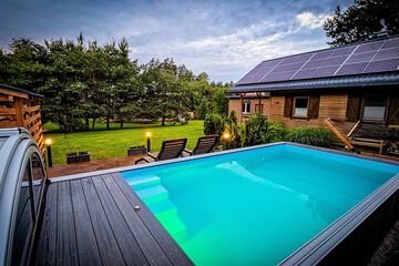 Indoor/outdoor pool