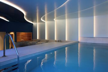 Indoor spa tub