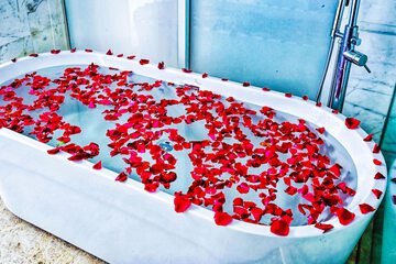 Deep soaking bathtub