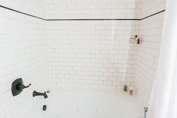 Deep soaking bathtub