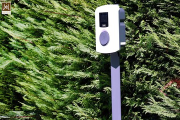 Electric vehicle charging station