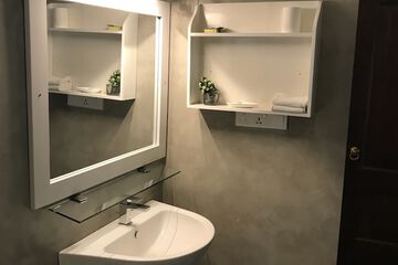 Bathroom sink