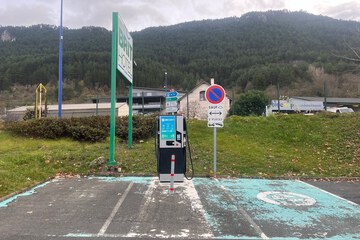 Electric vehicle charging station