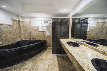 Deep soaking bathtub