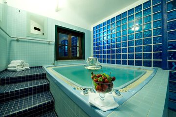 Indoor spa tub