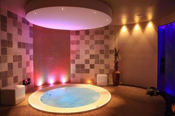 Indoor spa tub