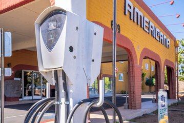 Electric vehicle charging station