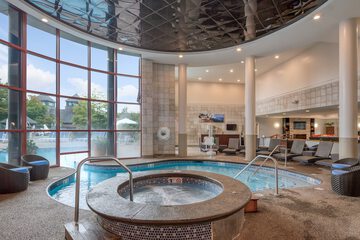 Indoor spa tub