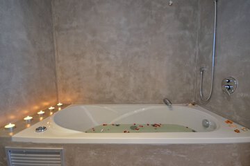 Deep soaking bathtub