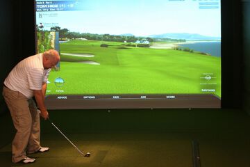 Indoor golf driving range