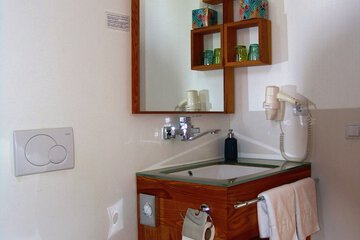 Bathroom sink
