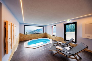 Indoor spa tub