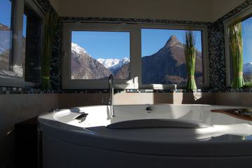 Indoor spa tub