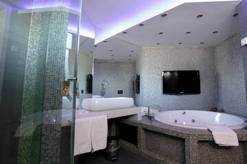 Deep soaking bathtub