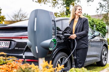 Electric vehicle charging station